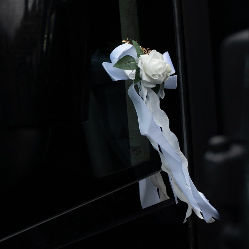 VIP Buses Black Range Rover Vogue SWB close up of a white rose and ribbon on the wing mirror