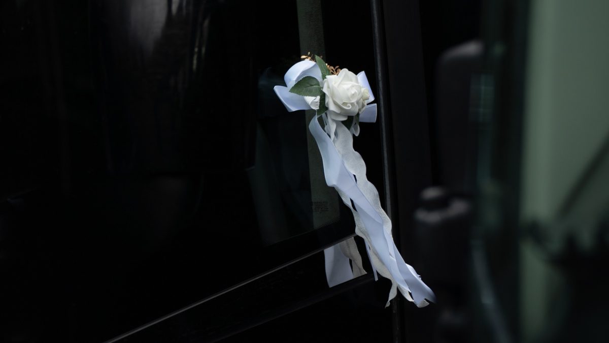 VIP Buses Black Range Rover Vogue SWB close up of a white rose and ribbon on the wing mirror