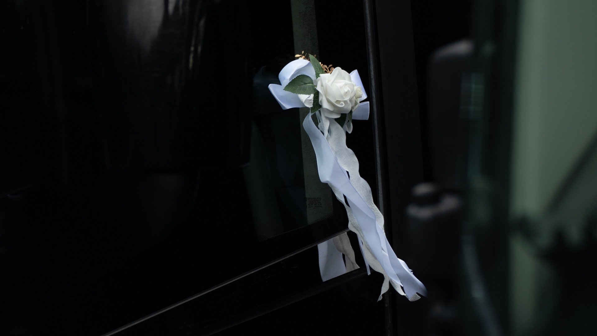 VIP Buses Black Range Rover Vogue SWB close up of a white rose and ribbon on the wing mirror