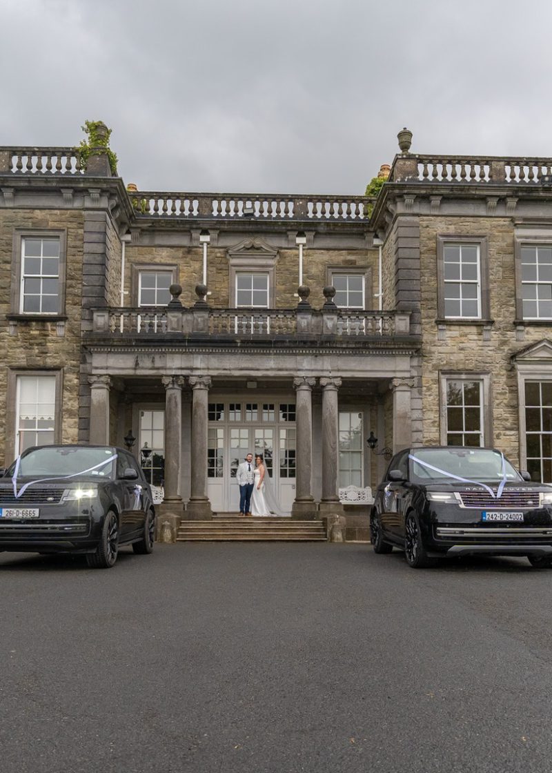 VIP Buses Black Range Rover Vogue SWB pair either side of the steps with the couple